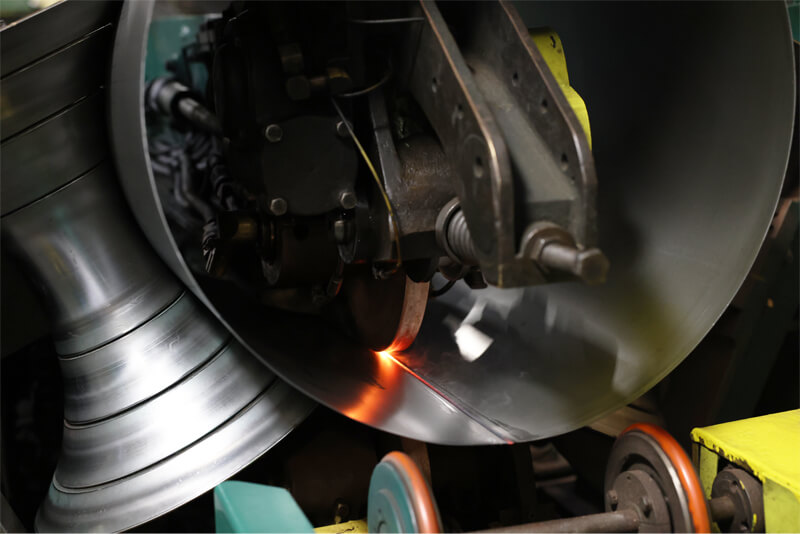 Steel plate moving through machine, steel drum manufacturing