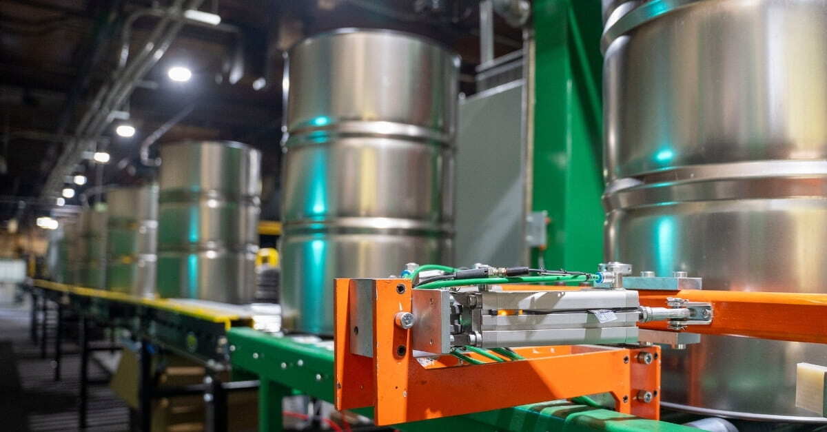 Steel drums for packaging high-performance lubricants